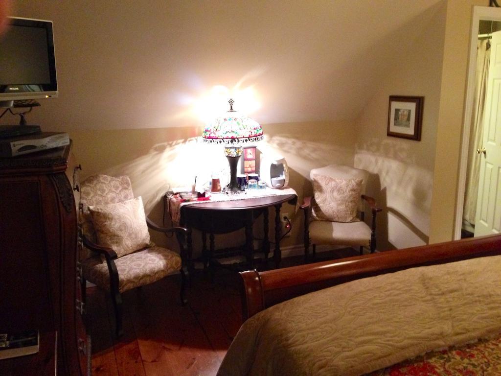 Serenity Ranch Bed & Breakfast Ancaster Стая снимка