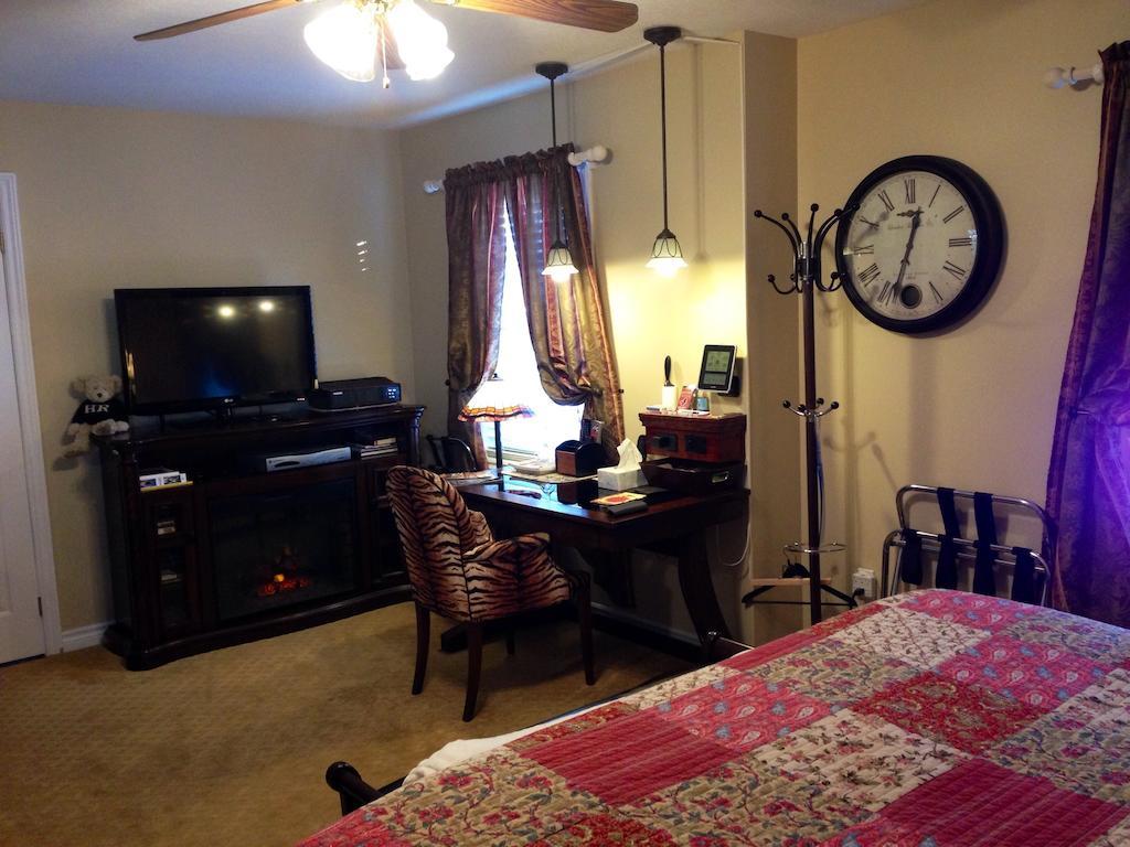 Serenity Ranch Bed & Breakfast Ancaster Стая снимка